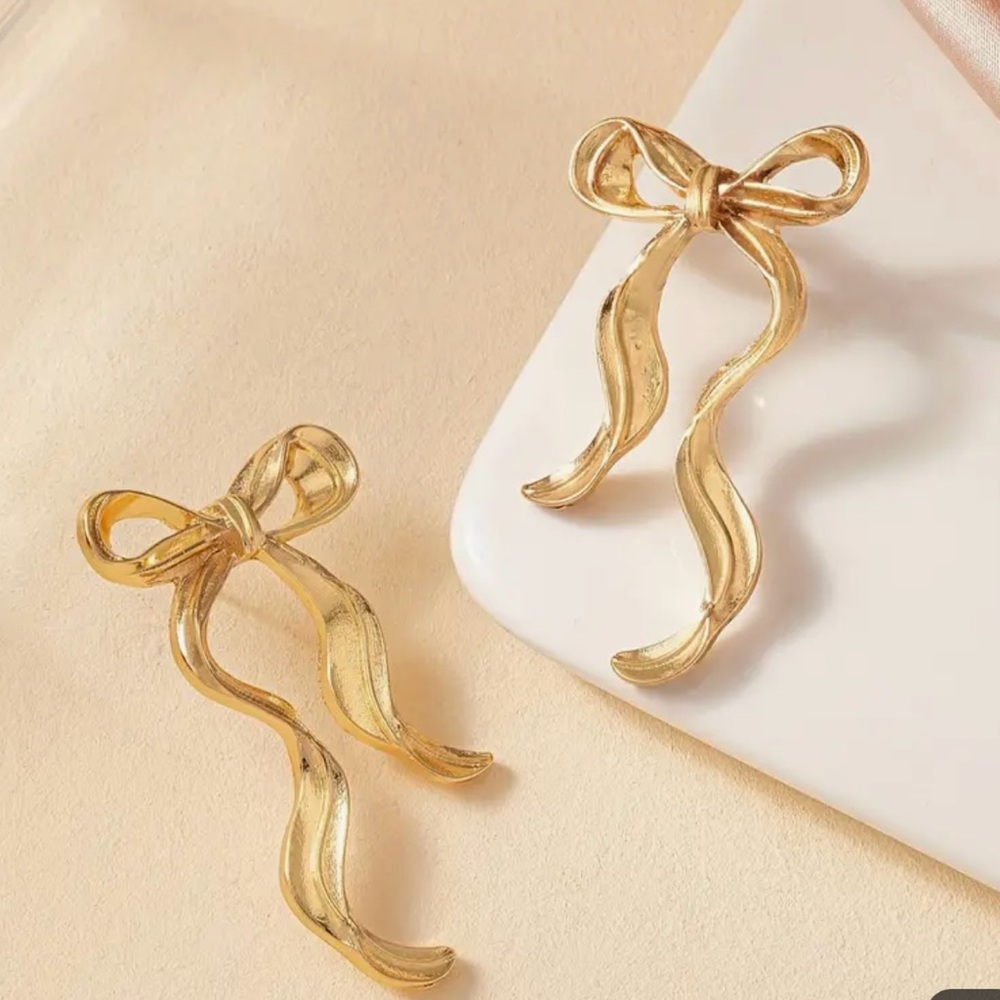 Gold Tone Sculptural Bow Ribbon Statement Earrings Coquette Style - Picture 2 of 4